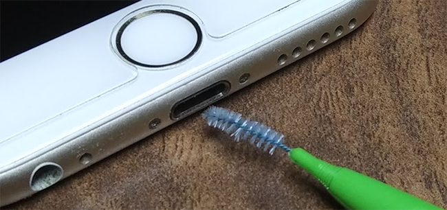 清潔 iPhone 充電端口